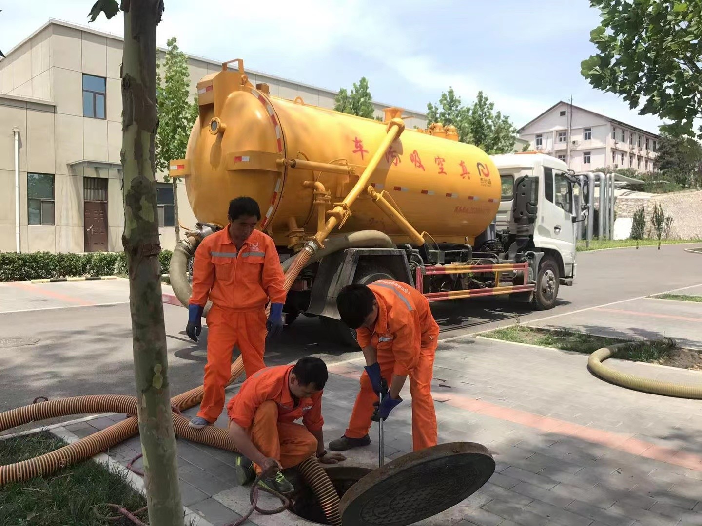 庆云管道疏通车停在窨井附近