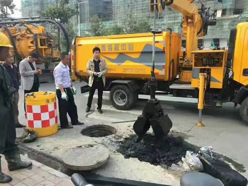 庆云街道：网格员化身“清道夫”，为民解忧疏通“堵心”化粪池